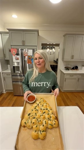 Amanda Francis | sourdough mom on Instagram: "If you’re hosting Christmas…you NEED this!😍🎄 This soft and fluffy Christmas tree with melty mozzarella and garlic butter is TO-DIE-FOR👌🏼🧀 My extra large baking sheet is linked in bio. Full Recipe👇🏼 #sourdoughbread Cheesy Pull-Apart Sourdough Christmas Tree Dough: 125g active starter 325g warm water 12g olive oil 12g honey 500g unbleached AP or bread flour 12g salt Filling & Topping: 5 mozzarella string cheeses, cubed 2 tbsp butter 1 egg + 1 tb