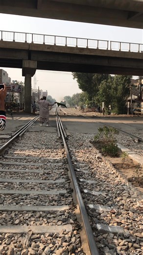 7 up Tezgam express passing mumtazabad phatak leading with ZCU _30 power 6323 multan | Rails and Trails