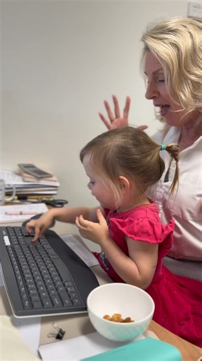 Looks like Sienna couldn't resist... Our Black Friday sale is now extended for another 24 hours! Don't miss out on one of life's little joys! 💛 | Macadamias Australia