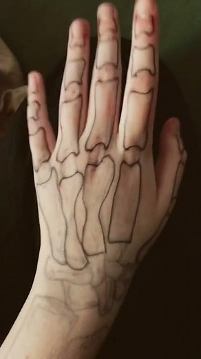 A little skeleton hand tutorial😎👊 I use a fine tip sharpie
