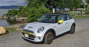 The Electrek Review: Mini SE is a fun, instant classic, but oh, that range...
