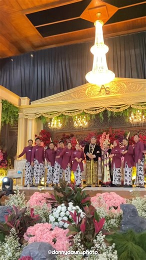 Donny DaunFoto on Instagram: "The Wedding Of @vizzy_face & @komshafarah Sesimpel itu🙀 tinggal scan QR code bisa langsung download fotonya saat acara berlangsung📸🤩✨ FG @donny_daunphoto MUA @adinagta_riaspengantinn WO @nakkulaweddingorganizerklaten MC @febri2694 Decoration @dnddecoration2 Catering @primabogakatering_ Venue @w.wongsomenggolo Entertainment @lband.klaten & @farizaajinugraha Hand bouquet @kayoko_floral_klaten # For info /booking : WA 0811252941 #pernikahanklaten #pernikahanadatjawa