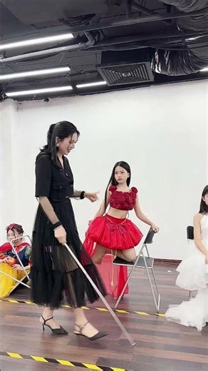 Cute kid models posing with chairs #bybacademy #thanhhuyennguyen #daotaonguoimau #5g