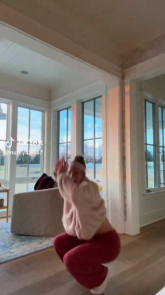 livi lou (@nun.ya2457)’s video of flat feet