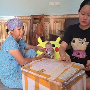 Tiny Baby Monkey David Unbox Foods Send From Hometown With Grandma And Mom. | Family Monkey