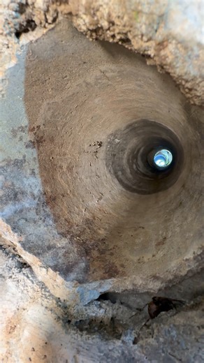 💨 Le bunker qui fume !🚬 KF? 🤔 Enfin retrouvé ! 😁 après environ 2h30 de marche à chercher, nous sommes retombés sur cet abri très particulier puisqu'il à l'air bien renforcé tout en béton. Grace à mon ami Martin et son ancienne carte d'époque des archives allemandes, nous avons pu découvrir son signalement "KF" qui veut dire ? à votre avis? 🧐 Je vous donne la réponse demain si vous ne trouvez pas😉 Cet ouvrage est situé à environ 100m de la première ligne. #ww1 #bunker #rando | Bunker Memory