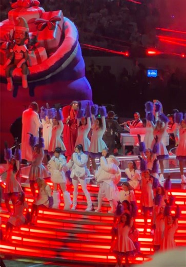 HUNTRIX X SNOOP DOGG?! this wasn’t on my 2025 bucket list…but Merry Christmas!! Vikings vs Lions #nfl #halftime #fyp Kpop demon hunters