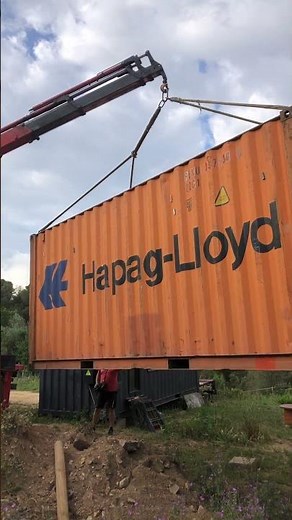 ¡Así de emocionante es la descarga de un contenedor marítimo!