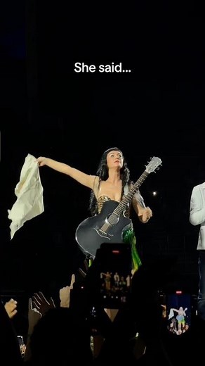 Katy Perry Receives Marriage Proposal from Fan on Stage 💍