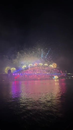 POV: 4am queue but the best view of Sydney NYE fireworks 2025 🎆 #sydneynye #operahouse #free