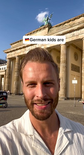 👦👧 Kids in 🇩🇪Germany are KINDER☀️🌧️ Weather in 🇩🇪Germany is WETTER 🇬🇧The German word for “kids” sounds like the English word “kinder” (freundlicher).The German word for “weather” sounds like the English comperative “wetter” (nasser/feuchter). 🇧🇷A palavra alemã para “crianças” soa como a palavra inglesa “kinder” (freundlicher).A palavra alemã para “clima” soa como o comperativo inglês “wetter” (nasser/feuchter).#kinder #wetter #berlin #typischdeutsch #umgangssprache #tvjenson #tvlerned