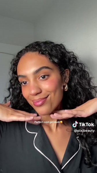 Cold Flush, Dewy Glow 💖 Give your cheeks a winter-kissed flush—without the chill. Our On-the-Glow Blush in Ruby delivers a rich red with a hint of pink, perfect for achieving that naturally rosy, cold-weather Glow on cheeks, lips or nose. With a dewy balm texture and skin-loving botanicals, it blends effortlessly for a fresh, natural finish wherever you need a touch of colour. Infused with: ✨ Aloe Vera – Soothes & hydrates ✨ Ginseng – Energizes & revitalizes ✨ Fruit Extracts – Nourishes & renew