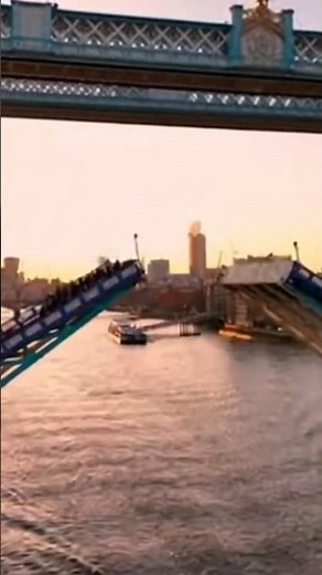 Watch Tower Bridge Lift Up: What Really Happens When it Opens? #highlights