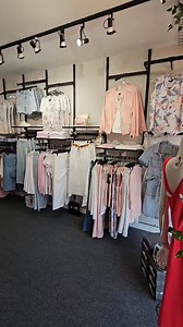 Plongez dans l’atmosphère unique de VB par Valérie 🌸 — Je vous fais faire le tour de notre boutique. Une belle occasion de venir nous visiter ou de magasiner à distance. https://www.vbparvalerie.com/ | Boutique VB