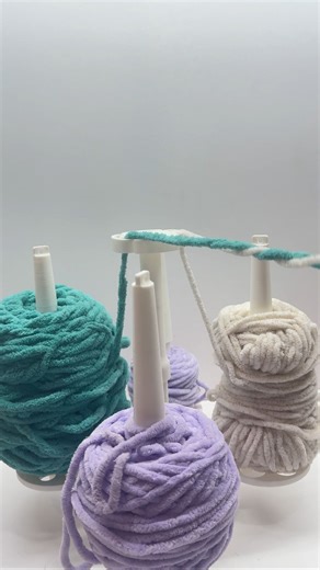 The Multi Yarn Spinner 2.0 is here… and it’s basically the boss level of yarn tools. 🌀 Spin cakes, spin full skeins (yes, even jumbo blanket yarn) 🔄 Tangle-free color changes – just spin the base instead of flipping your project 🧵 4 interchangeable bases with built-in rulers, hook/needle/eye sizers, WPI gauge & storage 🎒 Each base doubles as a portable spinner (clip on a wristlet go) ⚡ Storage in the centerpiece for your markers, needles… or even coins to weigh it down for chunky yarn 💡 It’