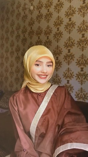 If you’re wondering to achieve a sleek and modern look for your #Silk #Hijabs, style them in a different way for formal events or weddings, we’ve got you covered! 💫 Visit (link in the bio) to place your orders. 🔗 Tap to shop: https://bit.ly/satinsilkhijabs 🔗 #thehijabcompany #hijabfam #modestfashion #satinsilkhijabs | The Hijab Company