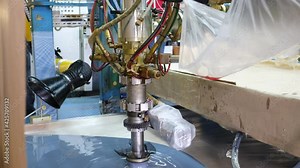Production line for the continuous manufacture of high-quality polyether and polyester-based slabstock foams