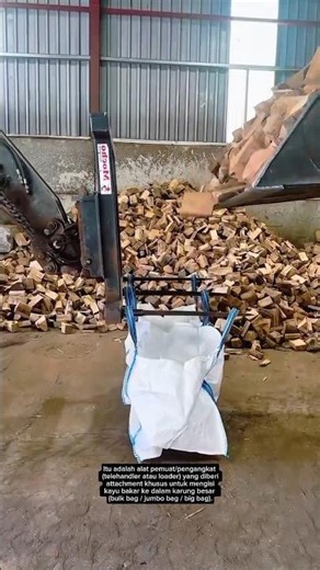 Efficient Firewood Bagging System – Log Loading & Bulk Bag Filling in Action! 🔥🚜