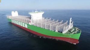 3,5 Fussballfelder – Evergreen nimmt grösstes Containerschiff der Welt in Betrieb