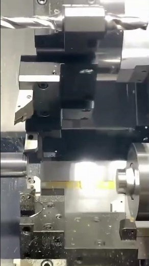 Two spindles, three tools Superimposed machining in action