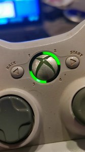 My Xbox 360 controller sometimes does these lights, what do they mean? I can't find any info about them online