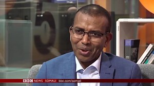 Arrintii e-Visa-du weli way taagan tahay. Premier Bank oo weli mashruucan ku jira ayaa bilaabay inuu dhalinyarada baraha bulshada iyo siyaasiin lacag u qaybiyo si ay u faafiyaan war been ah oo lagu sheegay in hadalkaygii ku saabsanaa bangigu la xidhiidho “tartan ganacsi.” Arrintan waxa dabada ka riixiya guddoomiyaha bangiga Jibril Hassan Mohamed oo lahaa go’aanka e-Visa-da. Isaga ayaannu si adag u wada hadallay, iina caddeeyey in aanu ka baxayn heshiiskaa uu la galay Xasan Sheekh. Waxaa muuqata 