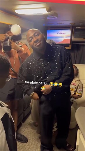 Small boy is technically investing on Davido ...smart move. 藍藍 you gerrit? Vc: realjohnbosco/ TT | AR Multimedia Studios | Facebook