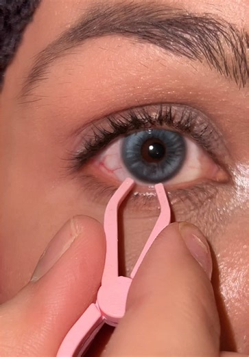 How To Safely Remove Contact Lenses