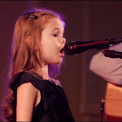 This little girl singing Oh Holy Night has made me feel all warm and fuzzy inside ❤️️😇 Credit: Claire Ryann Crosby & Dave Crosby | Tyla