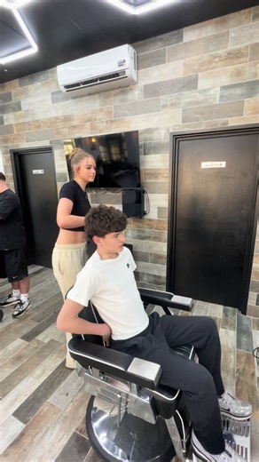 one at a time 🤩 @Society Barbering #femalebarber #taper #buzzcut #skinfade #biggleswade