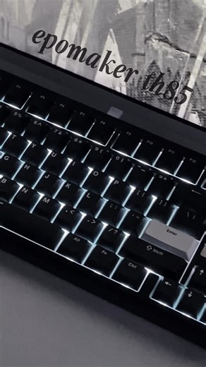 anna on Instagram: "EPOMAKER TH85 esse teclado é lindo demais, com uma digitação super suave, eu amei demais a experiência!! muito obrigada @epomakerkeyboard 🖤 ⤷ link na bio ⤷ layout 80%: compacto, mas com todas as teclas essenciais pra trabalho e jogos ⤷ conectividade tri-mode: cabo USB-C, 2.4 GHz e Bluetooth 5.0 ⤷ bateria de 4000 mAh: ideal pra uso diário ou longas sessões de jogo ⤷ hot-swappable, montagem tipo gasket, keycaps PBT double-shot ⤷ compatível com VIA: dá pra personalizar teclas,