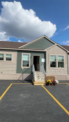 🚨This modular home model is BRAND NEW and is the “9T28643A.” This prefab house is built by Cavco Clarion! WATCH THE FULL TOUR ON THE CHANNEL FOR ALL THE INFO AND PRICING, link in bio! @cavcohomes #modularhome #prefabhouse #manufacturedhomes #housetour #realestate