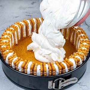 284K views · 788 reactions | Glöm ugnen! Så bakar du en fantastisk tårta på kex i mikron Ingredienser: malda kex - 300 g smält smör - 150 g kex - 300 g vispad grädde - 300 g fyllning: vispad grädde - 500 g mascarpone - 400 g florsocker - 200 g vaniljessens - 5 ml nutella - 200 g mörk choklad - 100 g vit choklad - 50 g olja - 25 ml STÄLL IN I MIKRON 2 MIN STÄLL IN I KYLEN 3 TIM Form 26 cm i diameter | Cookrate - Svenska | Facebook