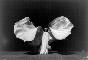 Loïe Fuller a utilisé des voilages et des lumières multicolores pour révolutionner la danse