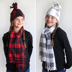 DIY Fleece Hat   Scarf Set {in under 20 minutes!}