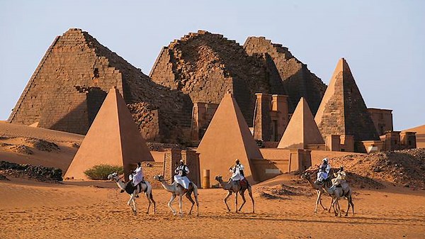 A 7,000-Year-Old Egg With the Pyramids on It