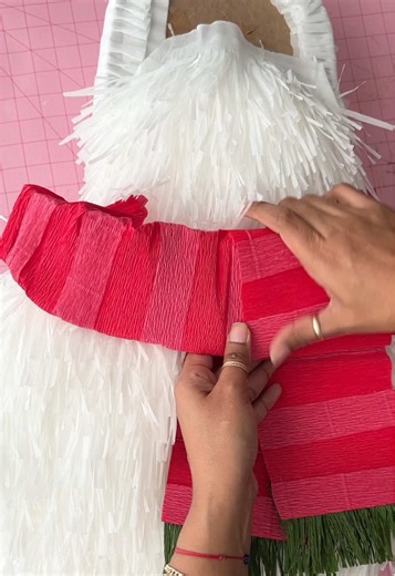 The Piñata Mom (@thepinatamom)’s video of piñata