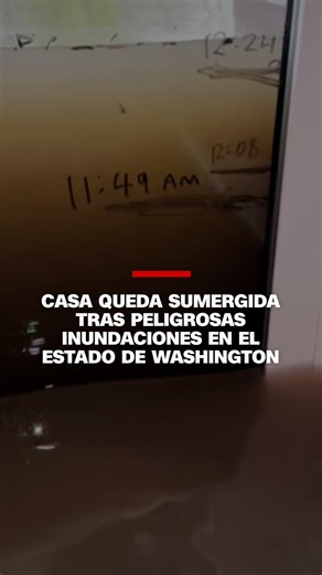 El agua de las lluvias inundó la casa de Jenni Geel en North Bend, sumergiendo el sótano donde tres de sus cinco hijos tienen sus dormitorios. Los días de lluvia han obligado a evacuar a cientos de miles de personas en el estado de #Washington. | CNN en Español