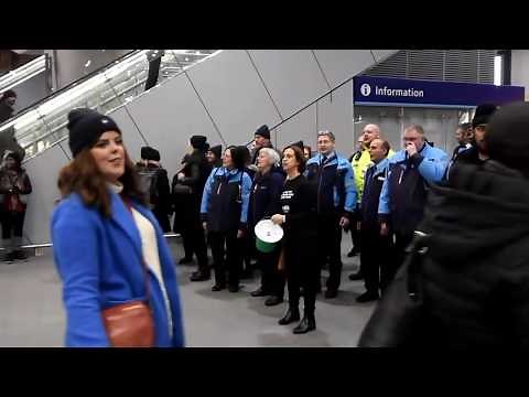 Flash Mob - Sing "Lean on Me" at London Bridge station (HD) 🎵💃🏽