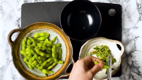 How to Make Stir-Fried Edamame with Garlic and Oyster Sauce Glaze | Easy Recipe 🍽️