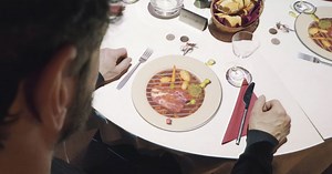 まるで魔法！料理を待つ間、テーブル上で楽しめるプロジェクションマッピングにもう夢中！