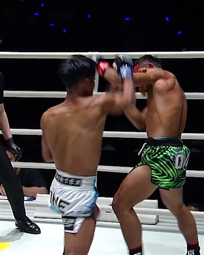 Epic Muay Thai Brawl: Songchainoi vs Salai Htan Khee