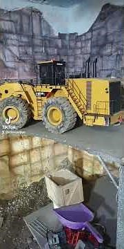 GIGANT RC Caterpillar 993K Moves HEAVY Granite Blocks at the Carrara Road