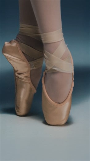 ŌURA on Instagram: "Steps with Oura are more accurate than ever. With a game-changing update to the step-counting algorithm, Oura Ring now works like a pedometer, so you can track every stroll, hike, and run. The new algorithm can more precisely determine when a ring movement is a step, or something else—resulting in a daily step count that’s even more accurate. Learn more on the Pulse Blog, linked in bio."