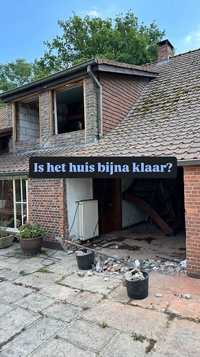 We wonen nu exact 13 maanden tussen het stof, de dozen en de eeuwige zoektocht naar schroevendraaiers. Terwijl de kids ergens tussen de werf en de speelgoedhoop rondlopen. 🧸🛠️ En net wanneer we denken ‘nu hebben we het ergste wel gezien’, komt de volgende grote stap eraan: morgen plaatsen ze nieuwe ramen in drie gevels. Spannend én een beetje angstzweet. 🪟🚧💦 Wonen in je huis tijdens de renovatie met kinderen erbij: het is pittig, rommelig, grappig en soms ook gewoon kak. Maar elke stap voor