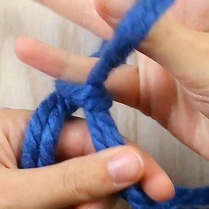 3.5M views · 39K shares | Try finger-knitting your own soft and cozy loop scarf in just half an hour | Cleverly | Facebook