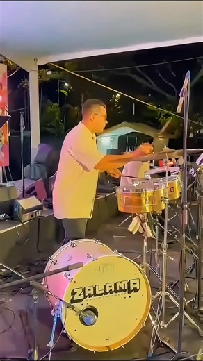 ¿Por qué nuestras clases de Congas y Timbal son individuales? Esta es una de las preguntas que más recibimos, así que hoy te explicamos las 2 razones principales 👇🏽 1️⃣ El instrumento lo exige: Para aprender bien necesitas el set completo. En grupal tendríamos que duplicar todo… y no es viable por ahora. 2️⃣ La inversión: Un timbal básico ronda $1.300.000 COP y unas congas pueden superar $1.800.000. Multiplicar eso por 4–5 estudiantes es imposible por ahora. Además, son instrumentos delicados 