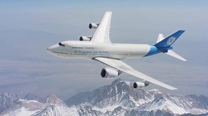 Yesterday, GE operated another flight with their Boeing 747-400 test bed for #GE9X, the world's largest jet engine which will power the 777X. Air-to-air video (watch HD) by Wolfe Air Aviation, Ltd. | Aeronews