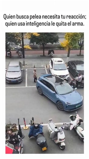 Psicología_Psicoterapia on Instagram: "Muchas veces, cuando alguien se enoja, no está buscando una solución sino una confrontación. La rabia necesita un oponente para justificar su existencia, necesita un choque para sentirse válida. Por eso te empujan, te provocan, te esperan en la esquina emocional donde creen que vas a perder el control. En el fondo, no están defendiendo una idea, están defendiendo su necesidad de desbordarse sobre alguien. Pero si respondes con inteligencia, los desarmas por