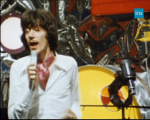 🍾🕺 BONNE ANNÉE 🍾🕺 Le chanteur Antoine interprète une variation de la chanson "Bonjour salut" et souhaite la bonne année à travers ce morceau. | INA